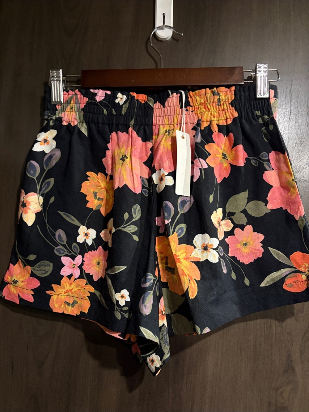 Olivaceous floral print linen-blend shorts, pockets size small